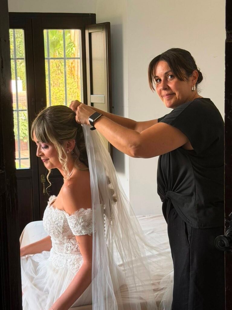 Profesional de Marlooje colocando el velo a una novia